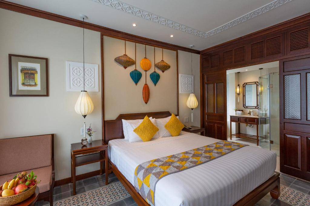 Premium Double/Twin Room, Bathtub, Balcony with Quiet Street View