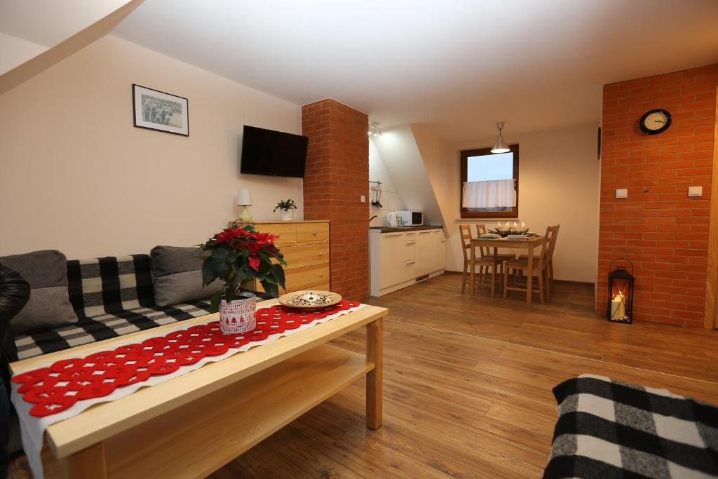 Televízia a/alebo spoločenská miestnosť v ubytovaní Apartamenty "Maryna House" Zakopane