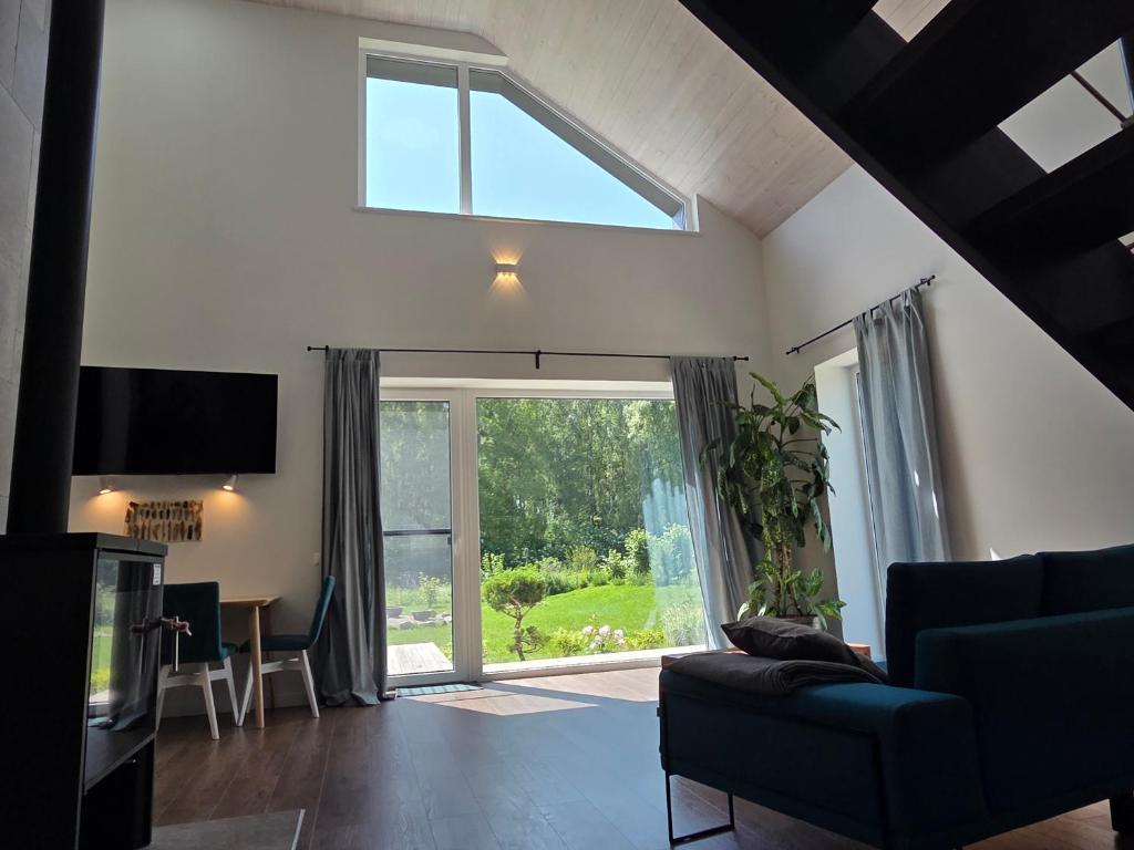 un salon avec une grande fenêtre et une télévision dans l'établissement Kambarių nuoma Naujojoje Akmenėje, à Naujoji Akmenė