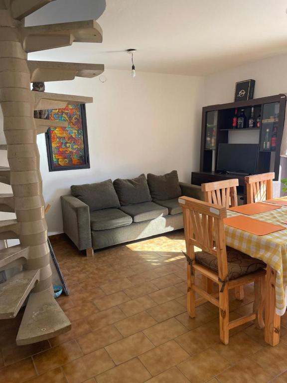 una sala de estar con un sofá y una mesa en Casa de Gregorio, en Córdoba