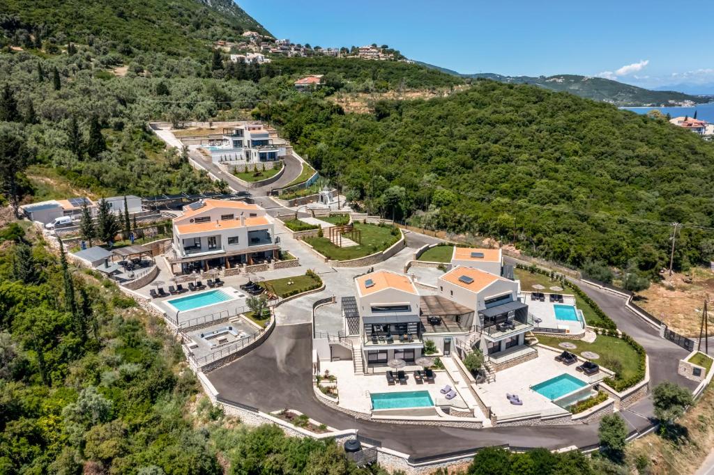 eine Villa mit Bergblick in der Unterkunft Ionian Hospitality Resort Suites & Villas in Nikiana