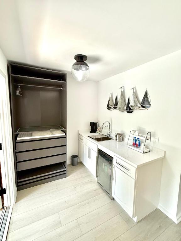 Wainscott Woods Retreat - Deluxe Double Room With Balcony