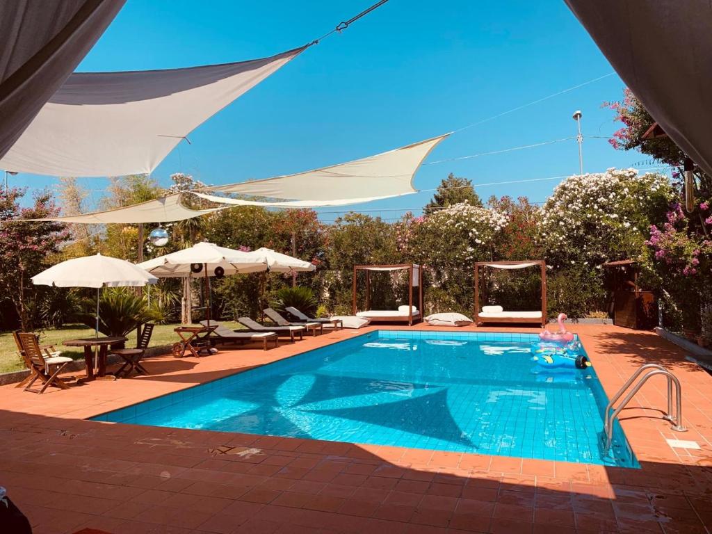 einen Pool im Garten mit Sonnenschirm in der Unterkunft Il Rifugio di Anna Maria in Chieti