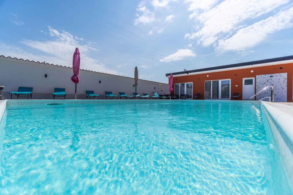 duży basen przed budynkiem w obiekcie Apartment Pula 2 w Puli
