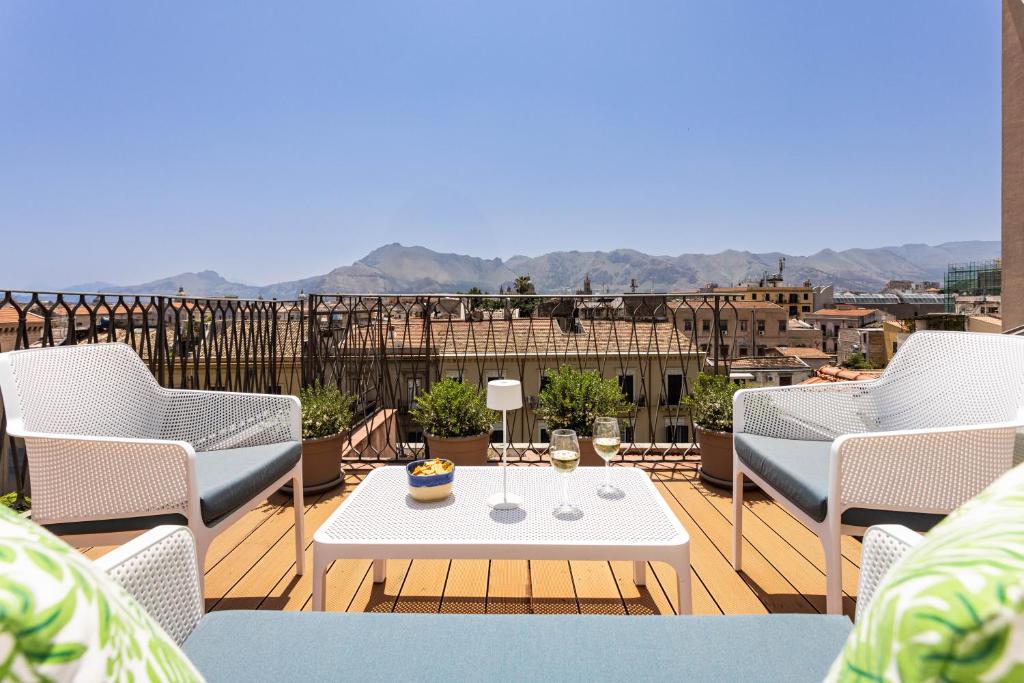 Cảnh núi rừng hoặc tầm nhìn ra núi từ căn hộ