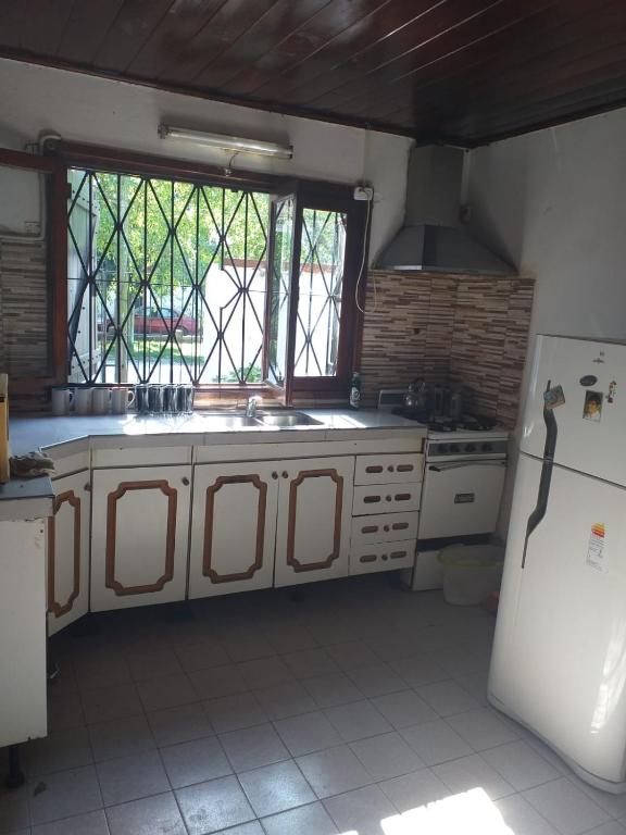 una cucina con lavello e frigorifero di Caisamar Chalet y Relax a Mar del Plata