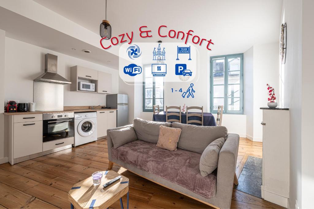 un salon avec un canapé et une cuisine dans l'établissement L'Échappée Pyrénéenne, à Pau