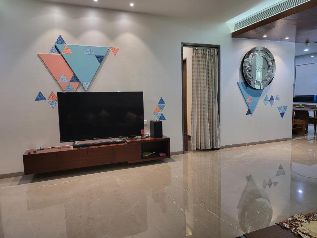Televisyen dan/atau pusat hiburan di Cozy Urban Escape