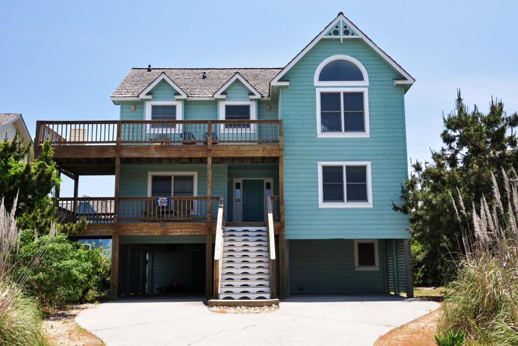 ein großes Gewächshaus mit Terrasse und Treppe in der Unterkunft Seaside 58 by Village Realty in Nags Head