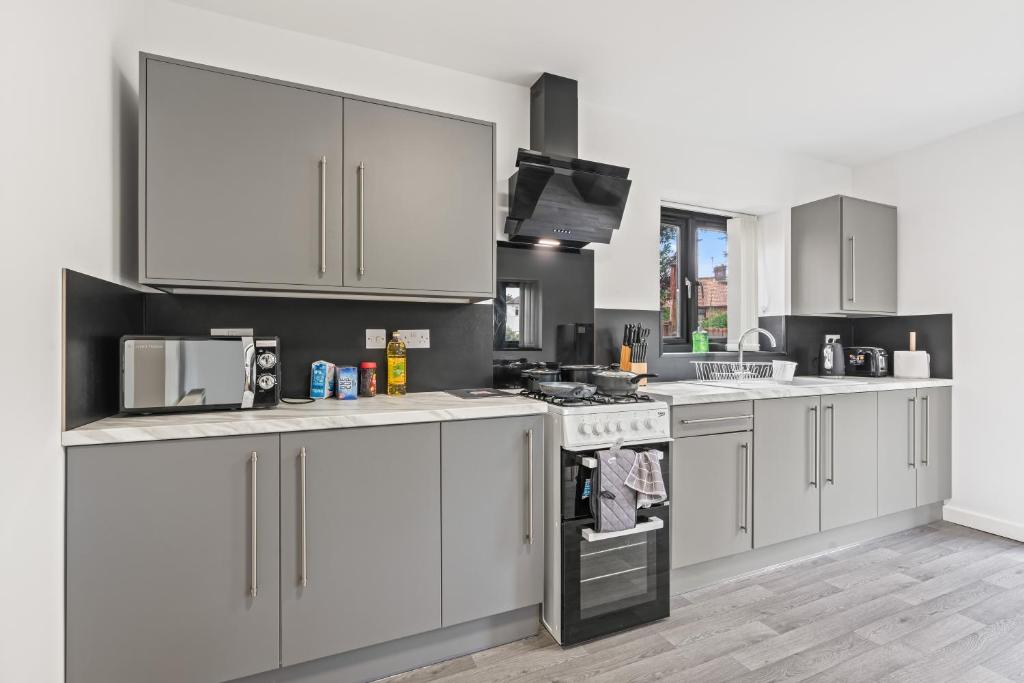 Kuchyň nebo kuchyňský kout v ubytování Luxury 4 Bedroom House with Free Parking