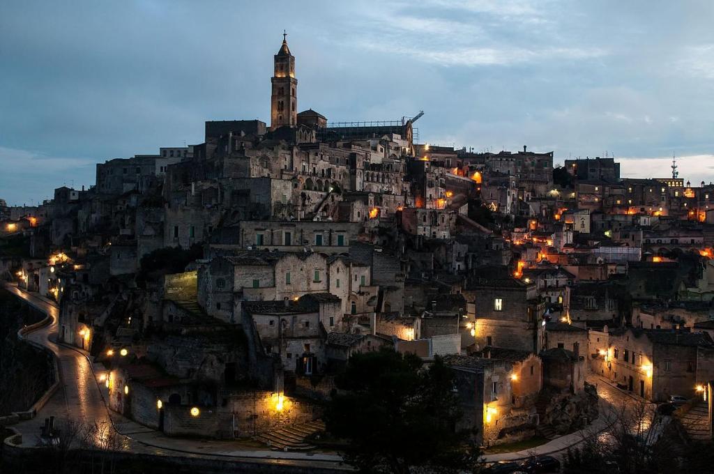 Una vista de una gran ciudad por la noche en casa sui sassi A, en Matera