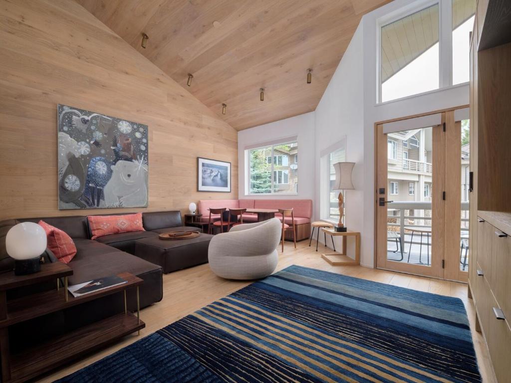 Posezení v ubytování RMR: Tram Tower 2 Condo in Teton Village