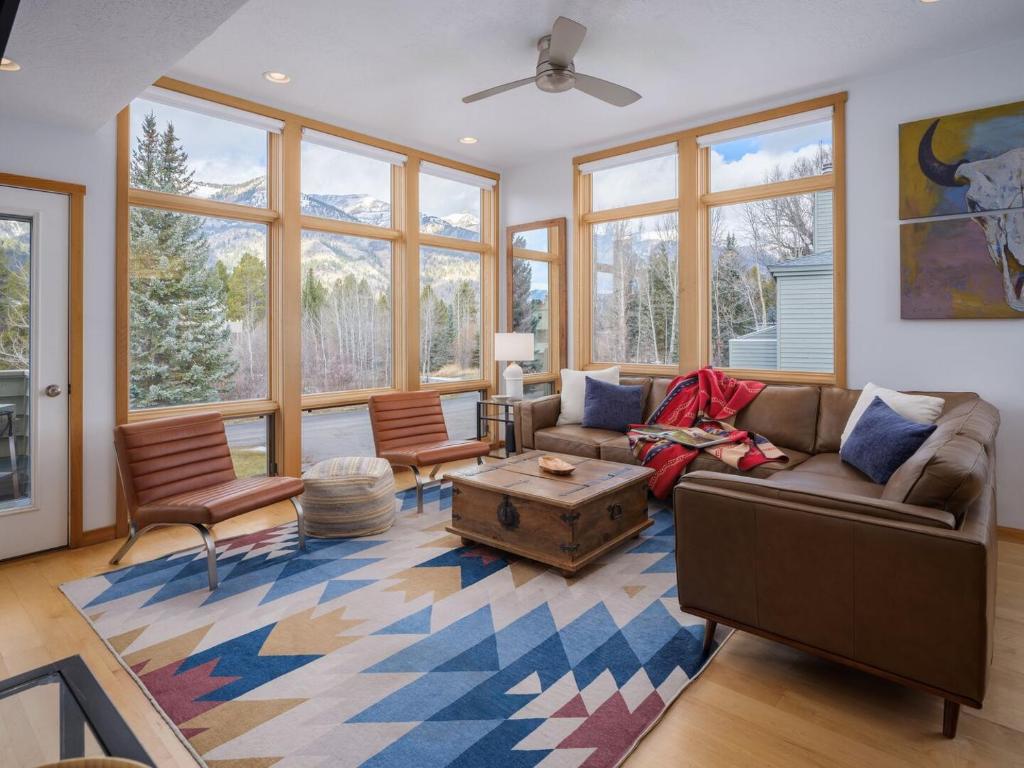 una sala de estar con un sofá y una mesa en RMR: Windflower 2121 Condo in The AspensWilsonWY, en Wilson