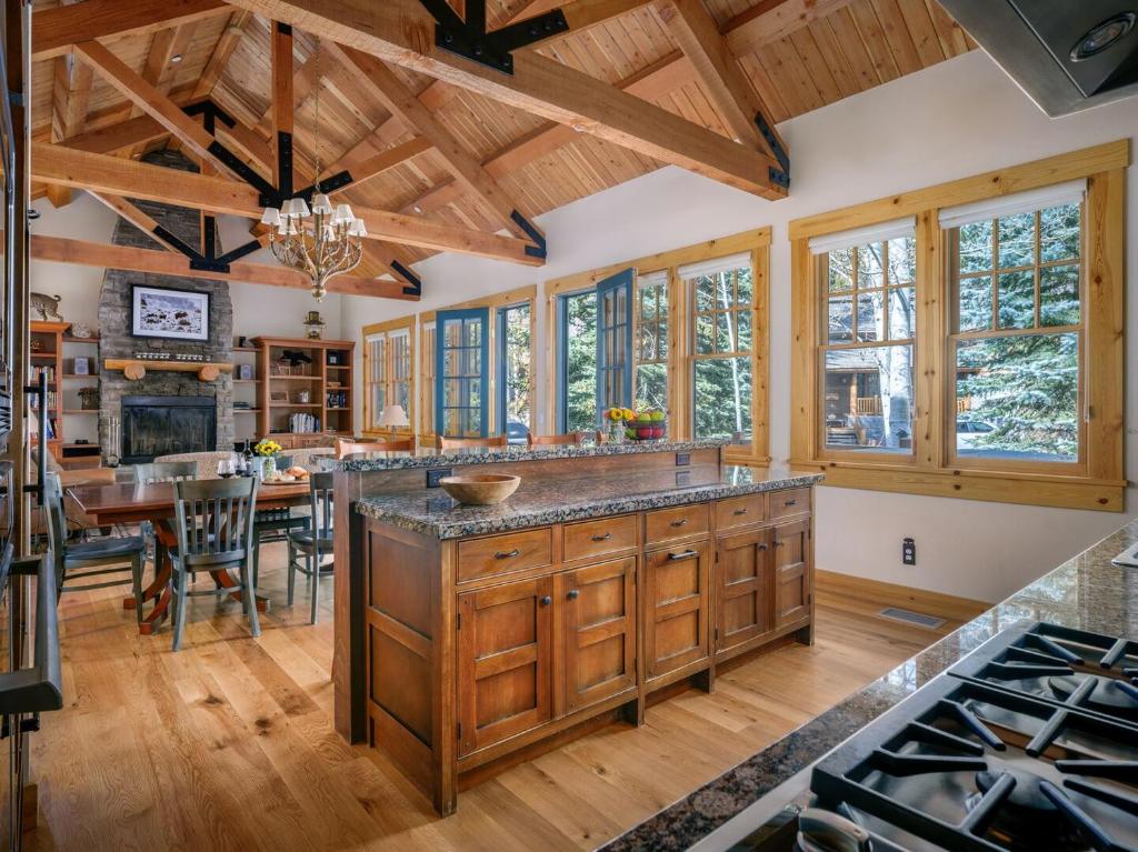 Η κουζίνα ή μικρή κουζίνα στο RMR: Granite Ridge Homestead 3134 in Teton Village
