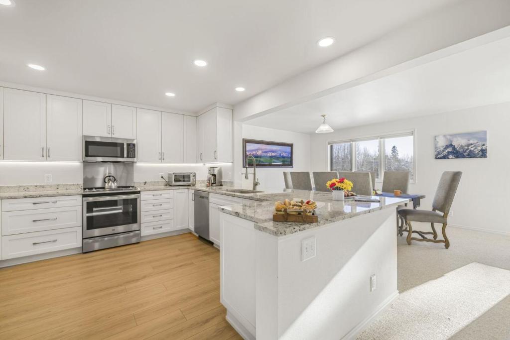 Η κουζίνα ή μικρή κουζίνα στο RMR: Mountain Ash 1 Condo in The AspensWilsonWY