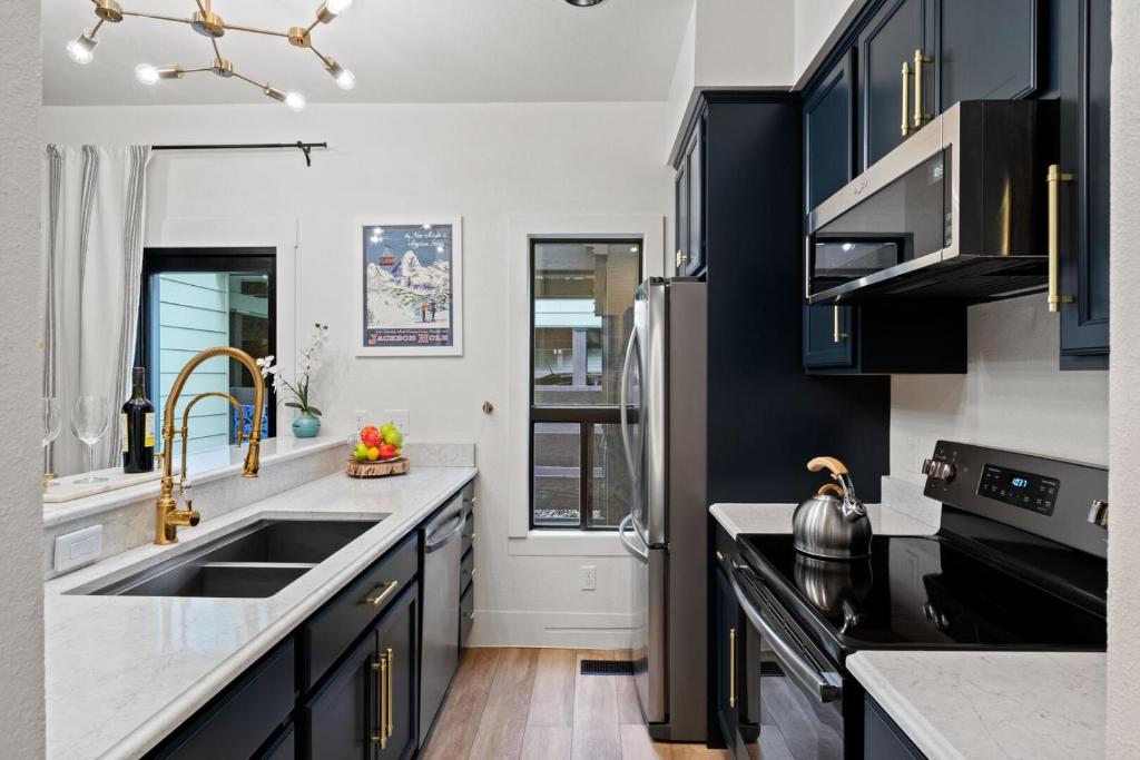Η κουζίνα ή μικρή κουζίνα στο RMR: Cinquefoil 1612 Condo in The AspensWilsonWY