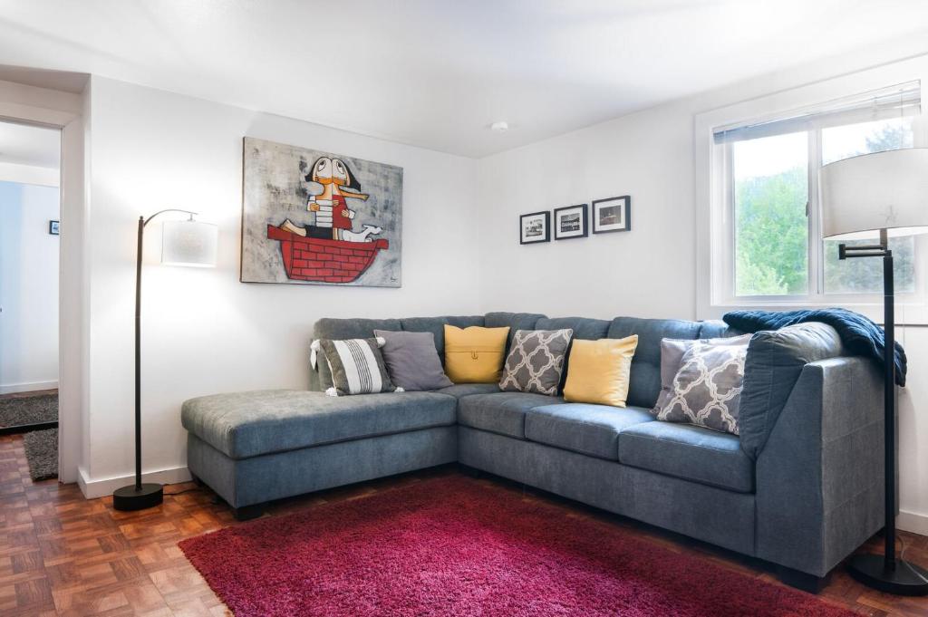 a living room with a blue couch and a red rug at RMR: Tensleep B4 Condo in Teton Village in Teton Village