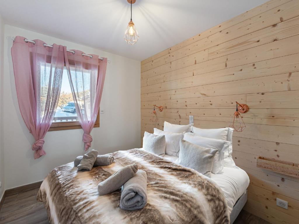 Posteľ alebo postele v izbe v ubytovaní Appartement au pied des pistes - 6 adultes + 2 enfants, 4 chambres, parking, wifi - FR-1-570-40