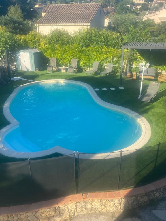- une vue sur la grande piscine bleue dans l'établissement Studio climatisé avec piscine et jardin, à Villeneuve-Loubet
