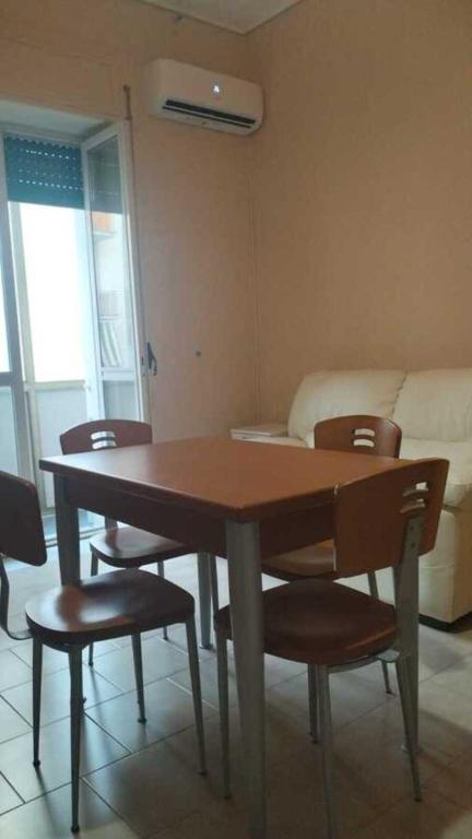 カステッランマーレ・ディ・スタービアにあるCasa Vacanze Tondo Tondoのソファ付きの客室で、テーブルと椅子が備わります。