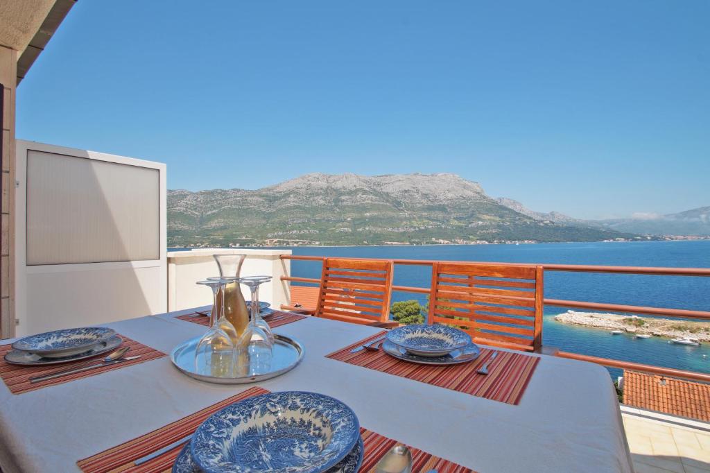 una mesa en un crucero con vistas al agua en South Island Apartments en Korčula