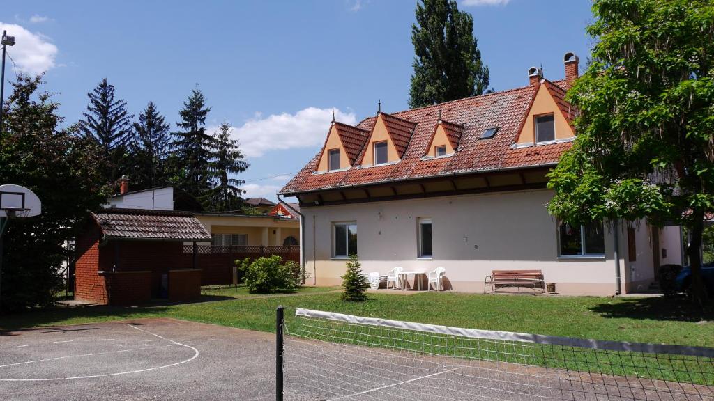 バヤにあるKisviza Vendégházのバスケットボールコート付きの家