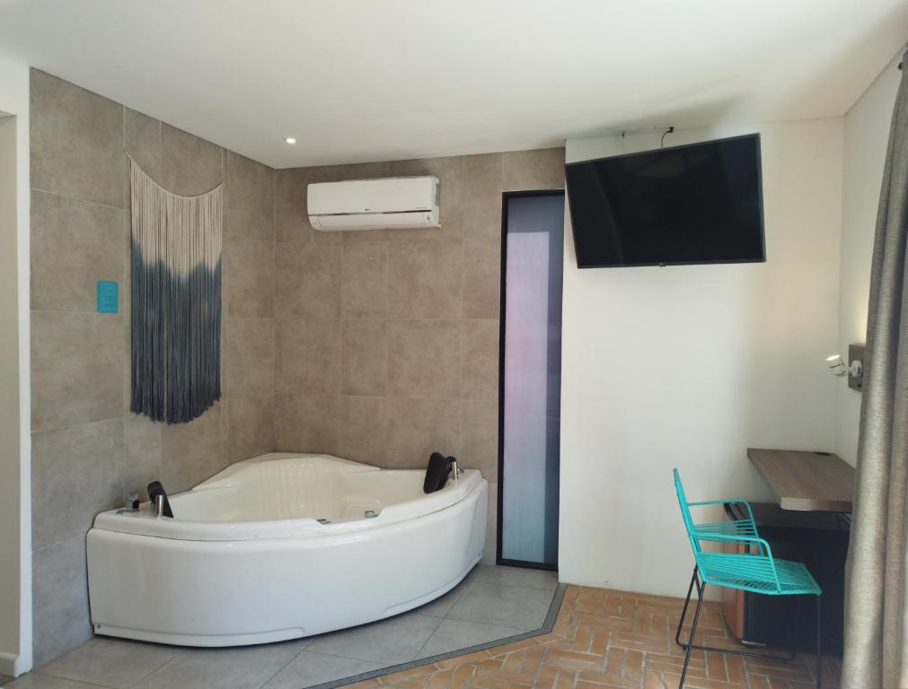 TV a/nebo společenská místnost v ubytování Hotel Macaw Cúcuta