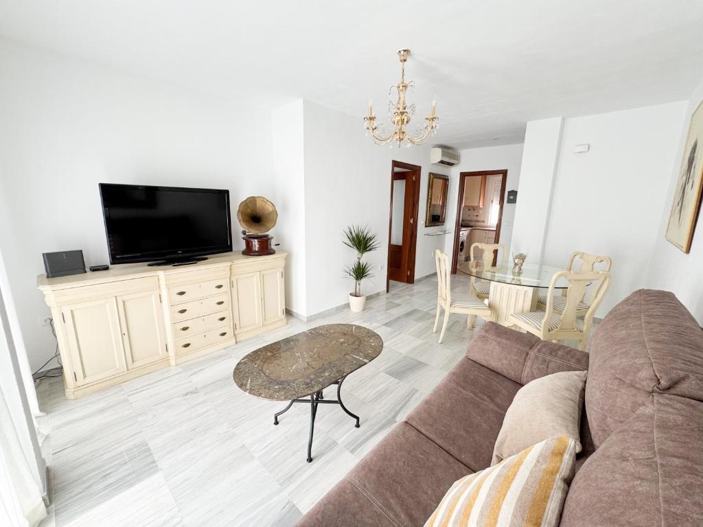 a living room with a couch and a table at Apartamento comedia in Sanlúcar de Barrameda