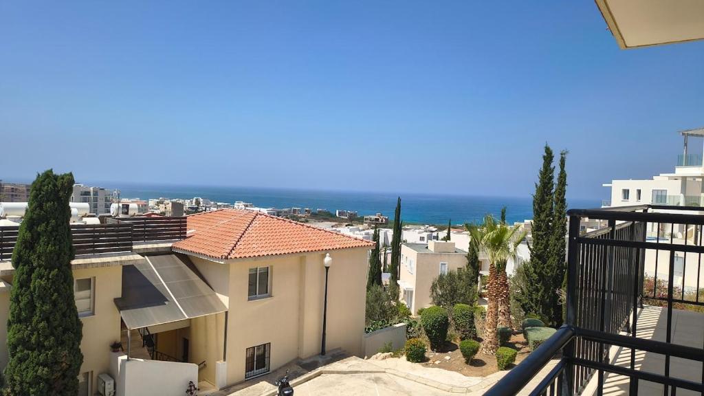 a view of the ocean from the balcony of a house at Ferienwohnung mit Meerblick in Khlorakas