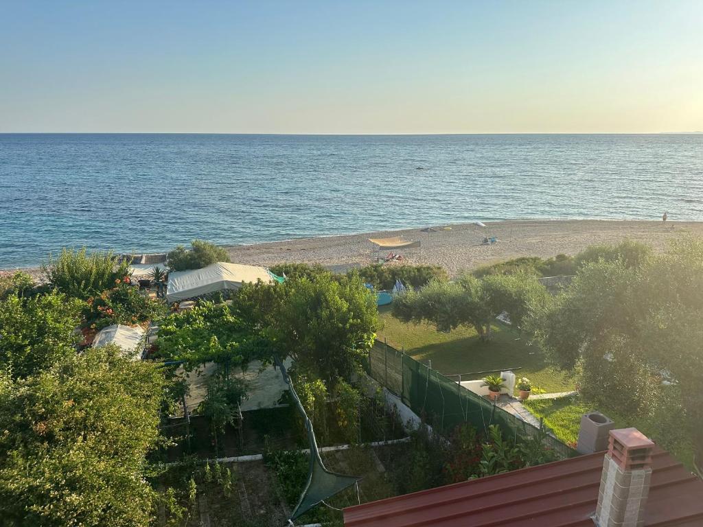 a view of a beach and the ocean at Sunnyhomes Vrachos in Vráchos