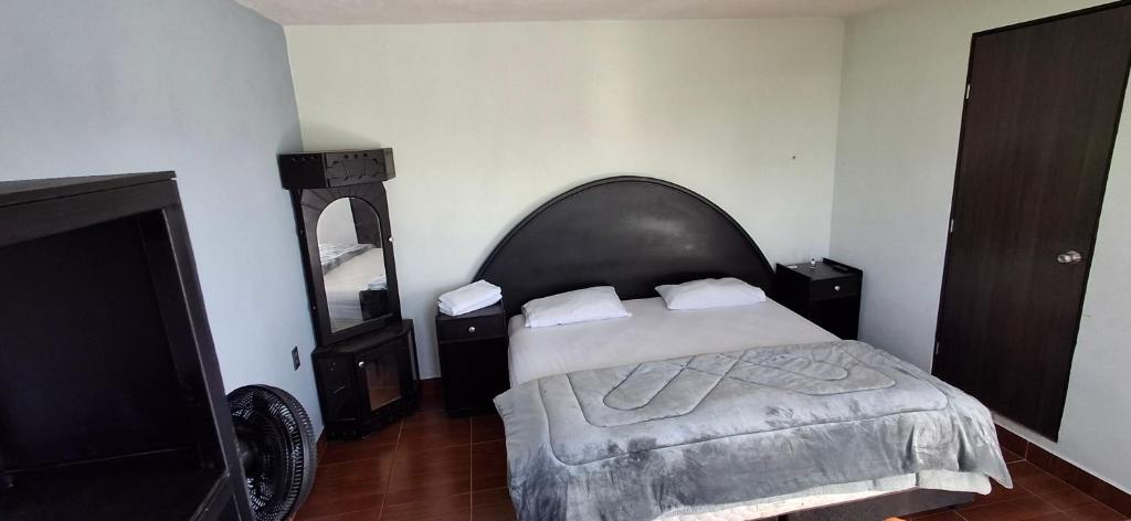 Un pat sau paturi într-o cameră la La Cabaña Hotel