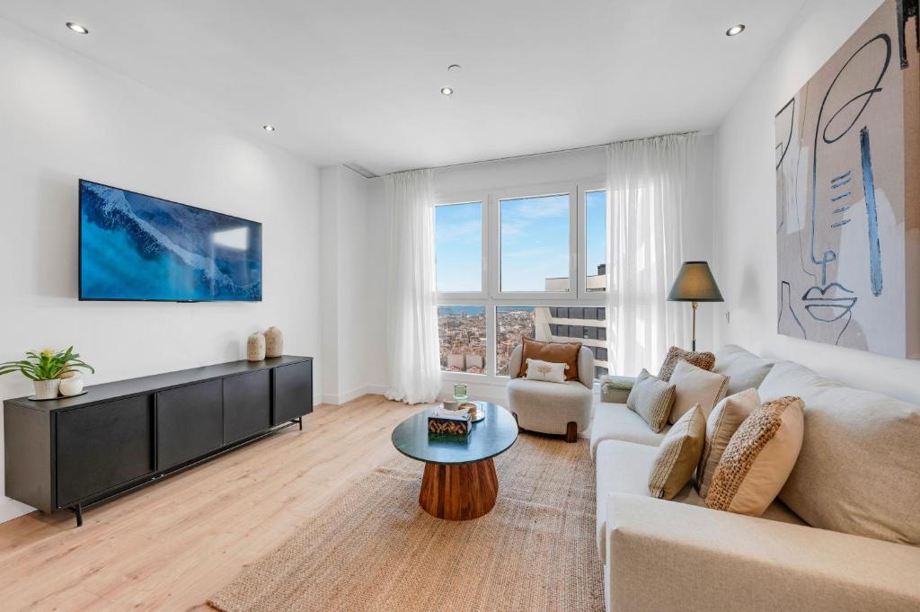 una sala de estar con un sofá y una mesa en Picasso 2 Skyline, en Málaga