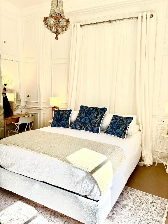 A bed or beds in a room at VILLA MARRONE - Relais -