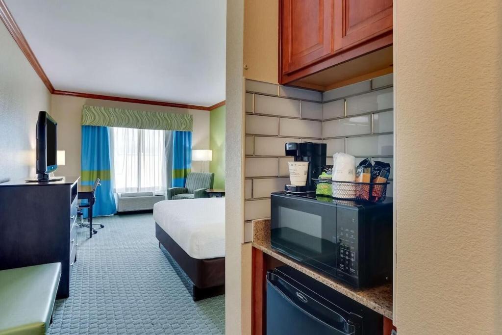 Comfort Inn & Suites Waco Woodway - King Room - Non Smoking