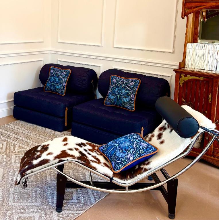 A seating area at VILLA MARRONE - Relais -