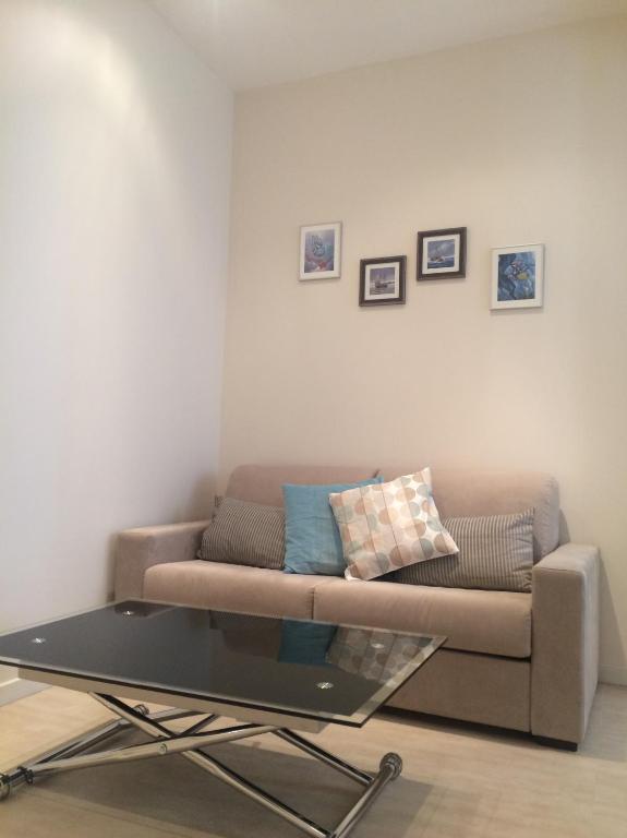 un salon avec un canapé et une table en verre dans l'établissement Palme d'hote, à Cannes