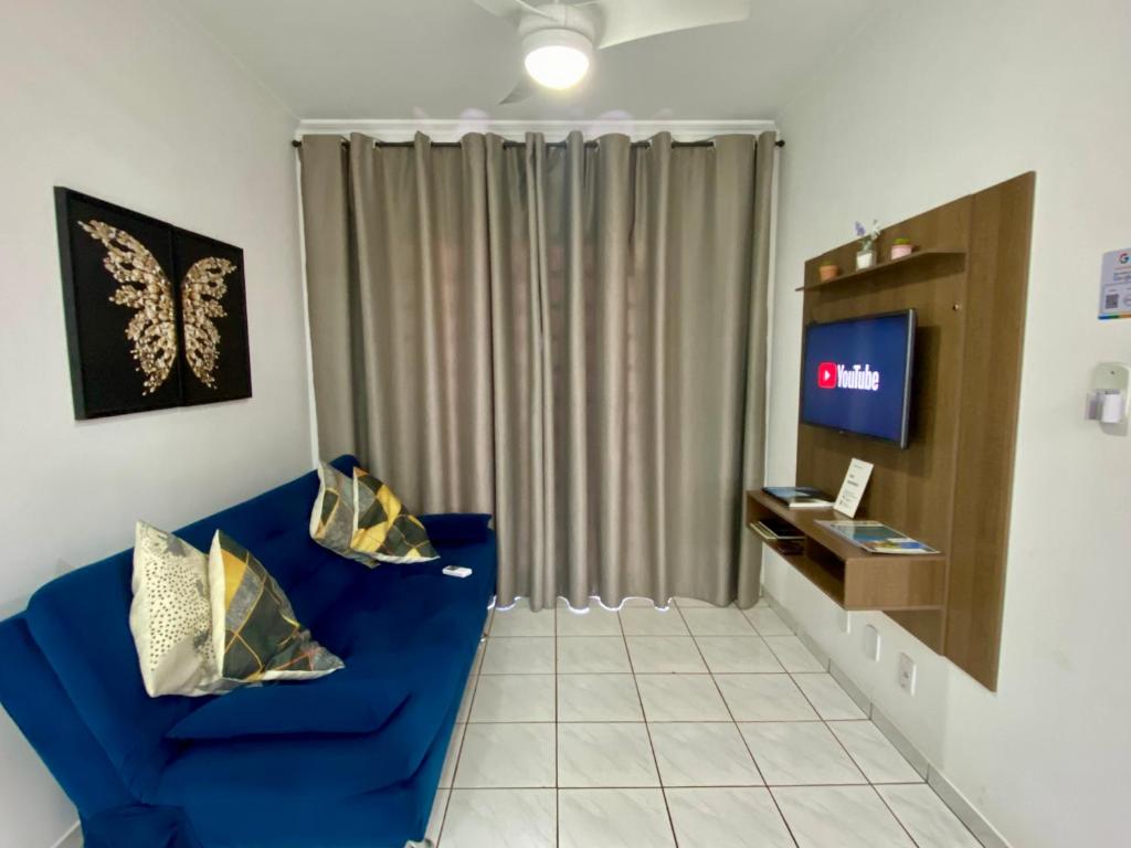 TV a/nebo společenská místnost v ubytování Apto charmoso no Parque dos IPES 2 Quartos casal ArCond WiFi 400M Home Office Garagem em Dourados