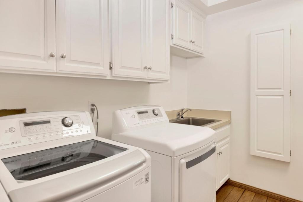 una cucina bianca con lavastoviglie e lavandino di Bear Lake Lodge #2547 a Big Bear Lake