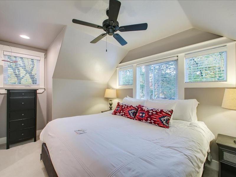 une chambre avec un lit avec un ventilateur de plafond dans l'établissement Blue Sky Bungalow, à Boise