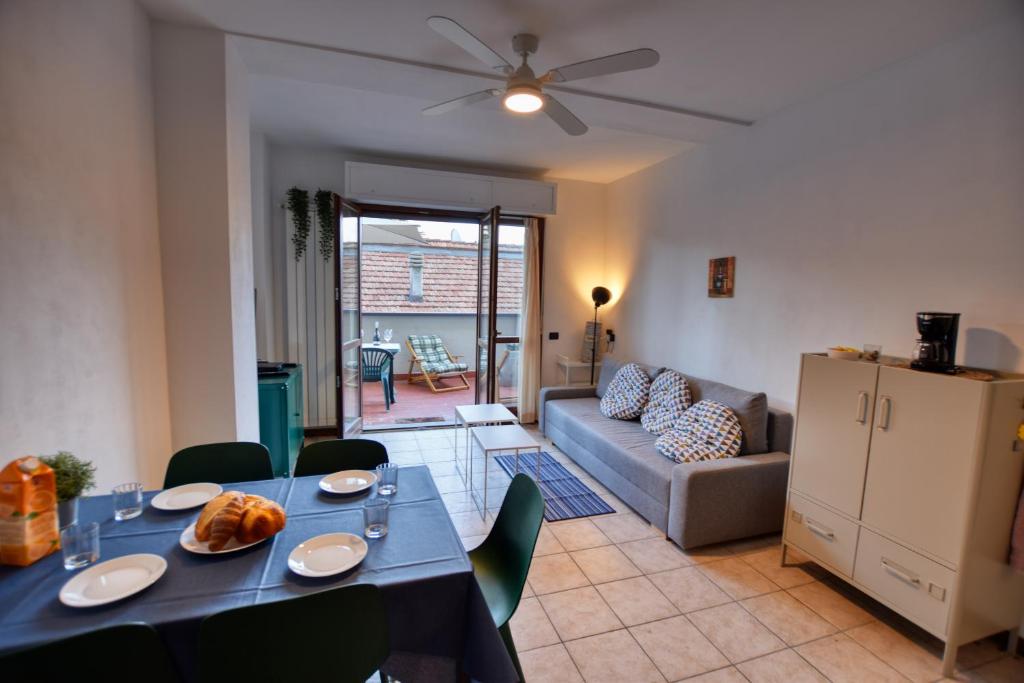 a living room with a table and a couch at Blue Lake in Acquaseria