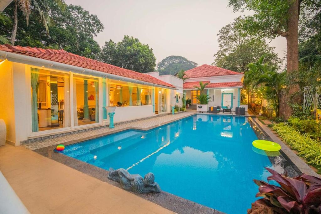 una piscina nel cortile di una casa di CASA SUNSHINE -Luxurious Portuguese Villa in Anjuna ad Anjuna