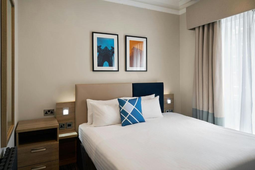 Postel nebo postele na pokoji v ubytování Four Points Flex by Sheraton Edinburgh