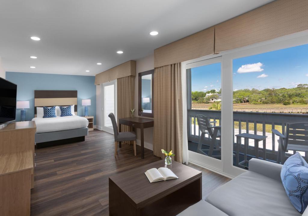 Shem Creek Inn - 