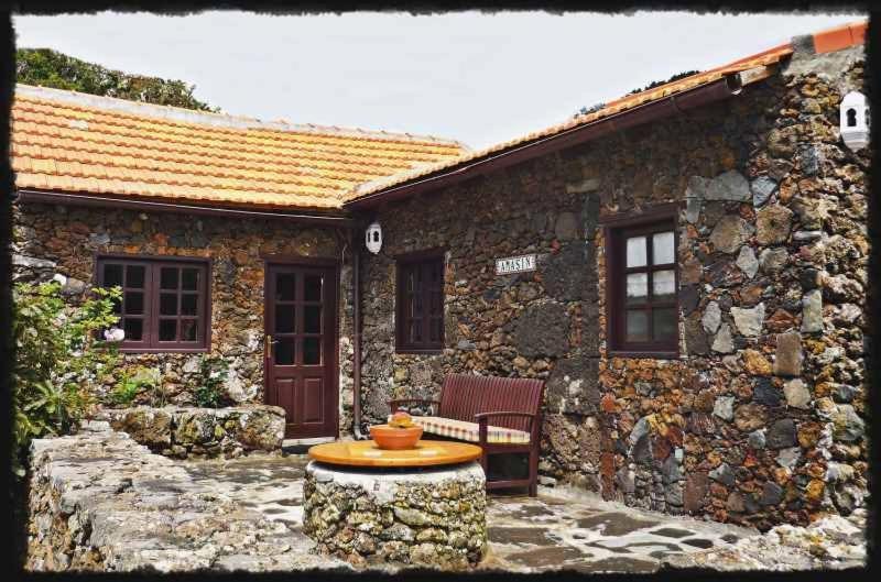 a stone house with a table in front of it at Casa Rural Amasín in Valverde