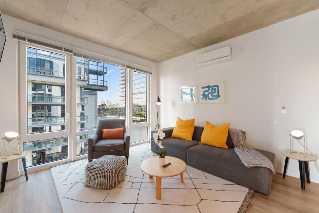 una sala de estar con un sofá y una silla en Sophisticated 4BR Suite - Modern and Luxurious, en Chicago
