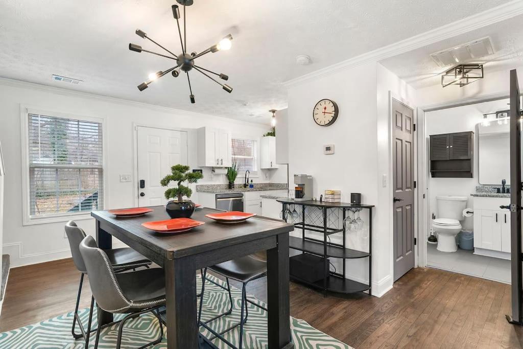 Hotel Modern 4BD,2BA Townhome near Stadiums in Metro-ATL, a kitchen with a table and chairs in a room at Modern 4BD,2BA Townhome near Stadiums in Metro-ATL in Atlanta