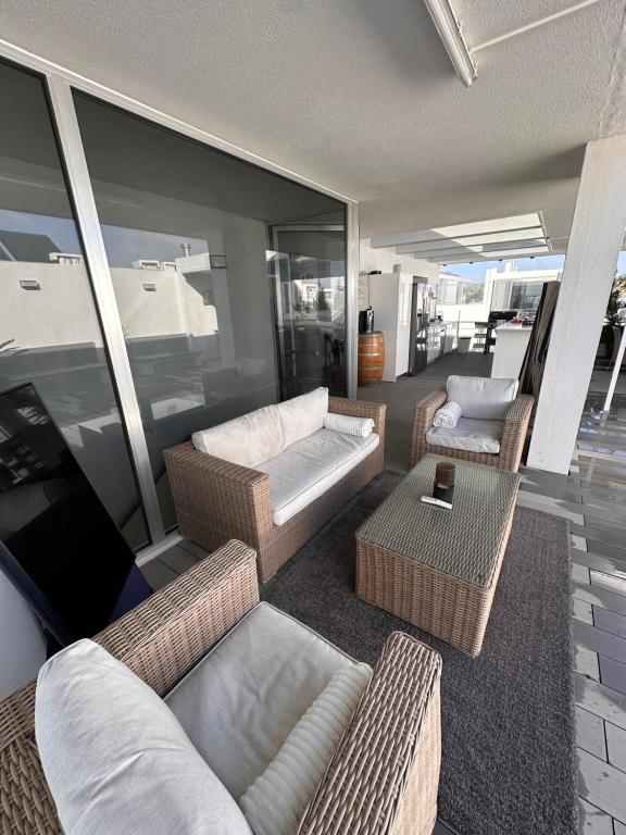 a living room with a couch and chairs and a table at Casa do Mar Oeiras in Oeiras