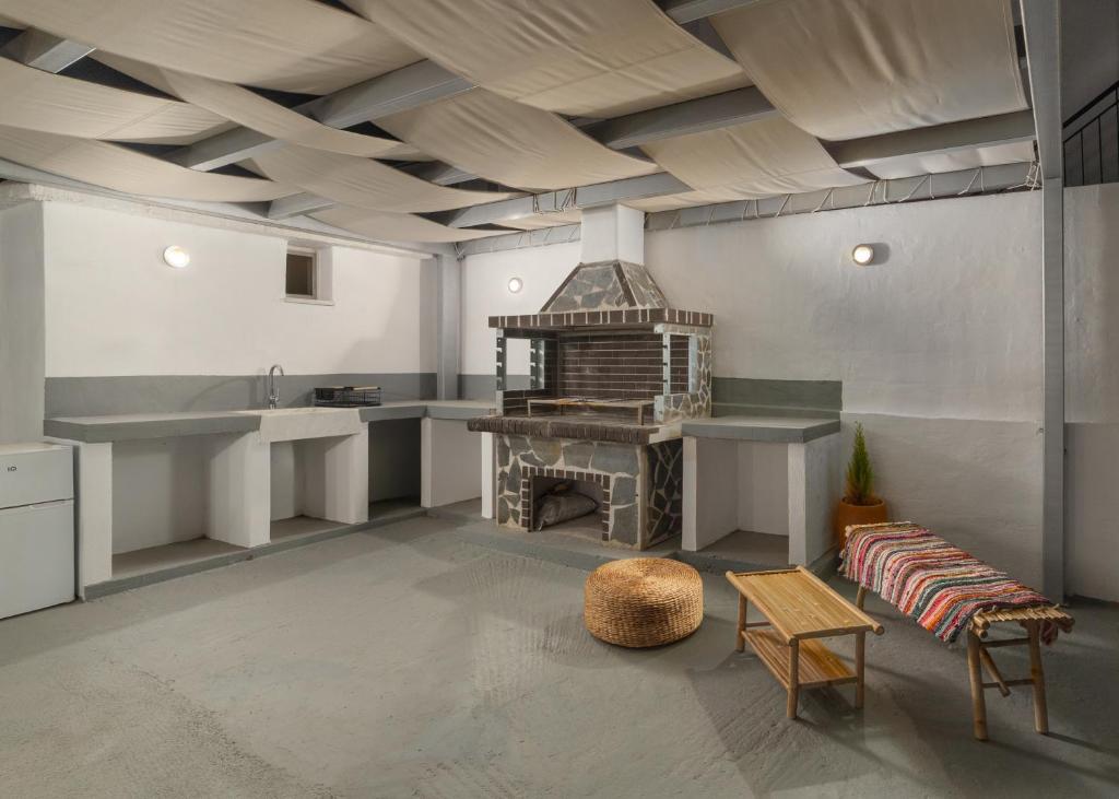 アンドロスにあるDK Square 3のリビングルーム(暖炉付)、キッチン