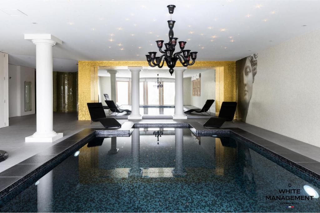 Бассейн в Chalet Licorne Des Neiges - Somptueux chalet sur les hauteurs du Belvédère MAE-3934 или поблизости