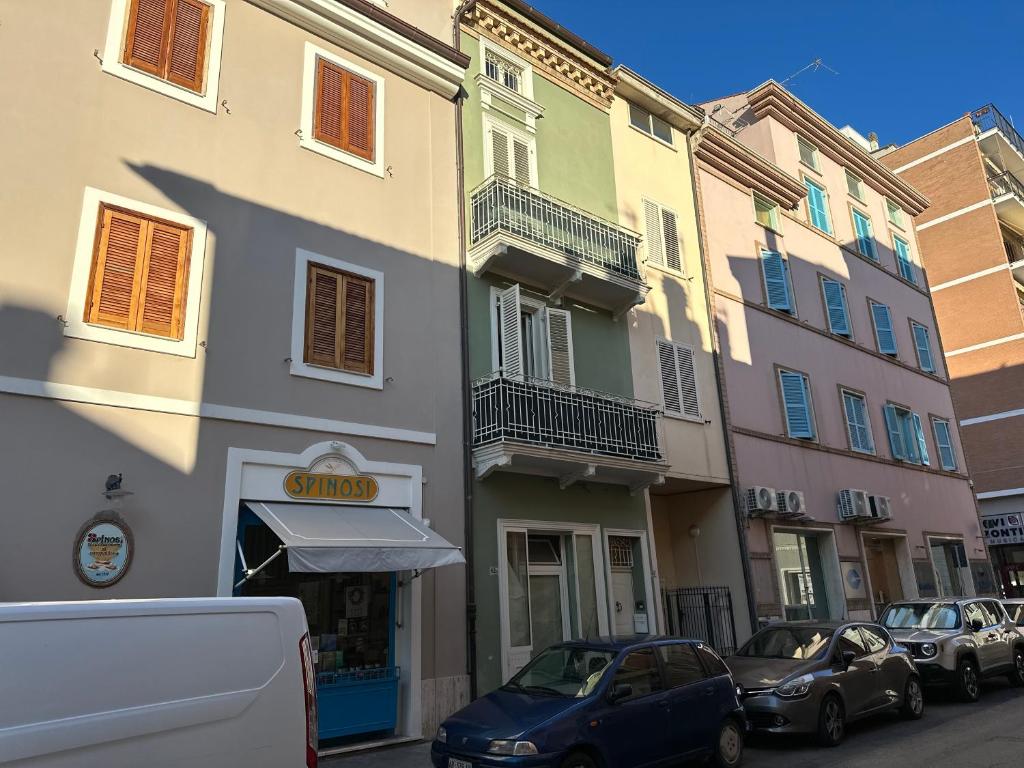 a row of buildings on a street with parked cars at Shabby House -Casa indipendente su 3 Livelli nel cuore di San Benedetto del tronto in San Benedetto del Tronto